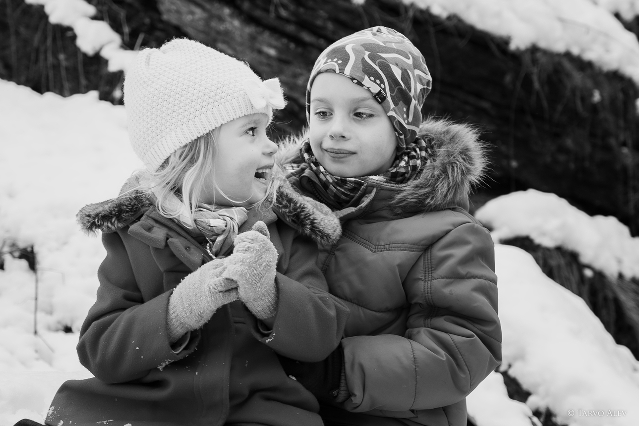 Mai lastega talvisel fotosessioonil